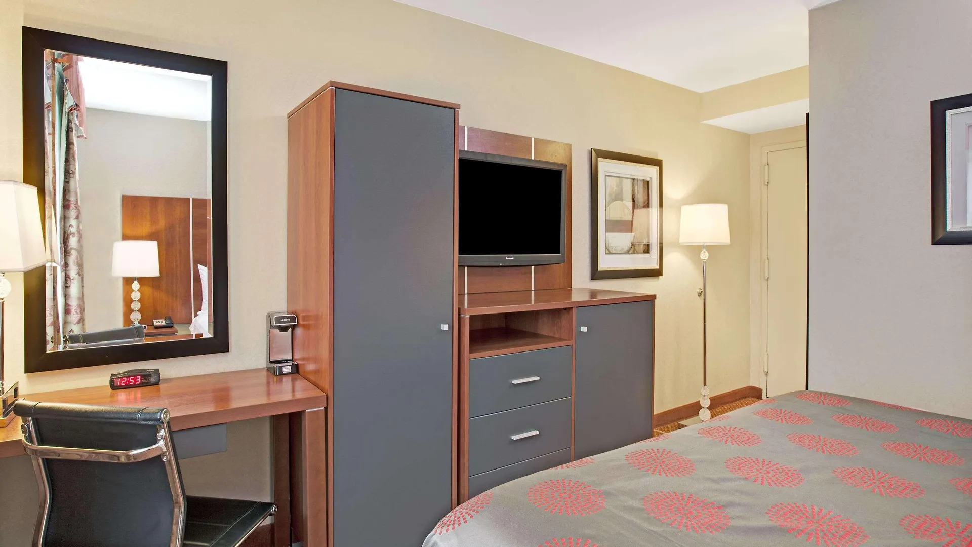 Ramada By Wyndham Staten Island New York Hotel