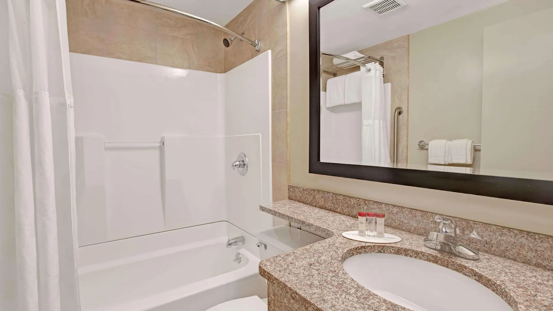 *** Hotel Ramada By Wyndham Staten Island New York United States